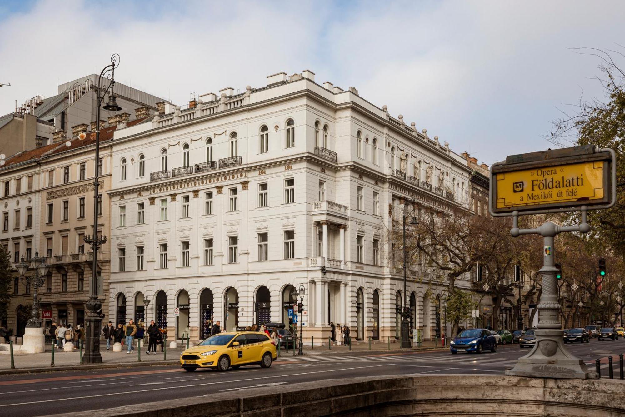 Apartment Andrassy Avenue 24 De Lux